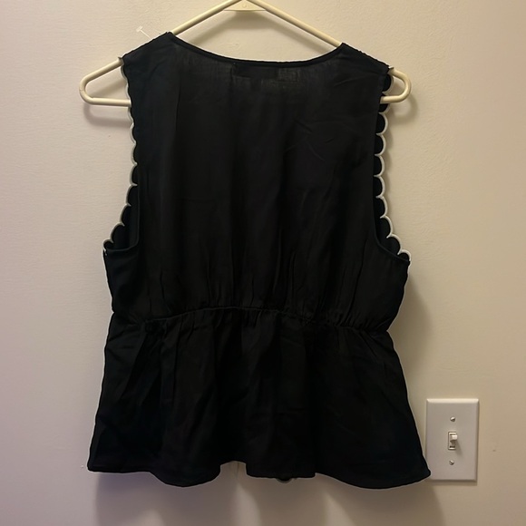 NWT Francesca's Collections Black Scalloped Trim sleeveless Blouse size L - Picture 6 of 9